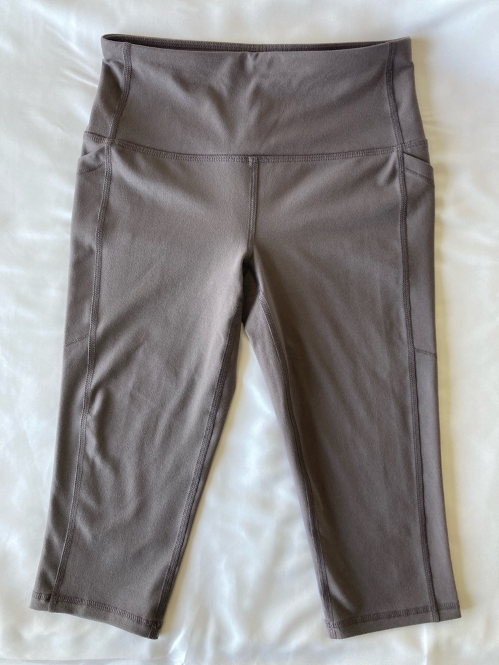 DSG women’s Capri High-Rise Leggings w/side pockets in Taupe Brown Sz-Sm